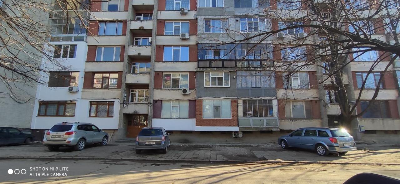 Уютен Апартамент В Търговище - 2 Спални И Кухня ภายนอก รูปภาพ